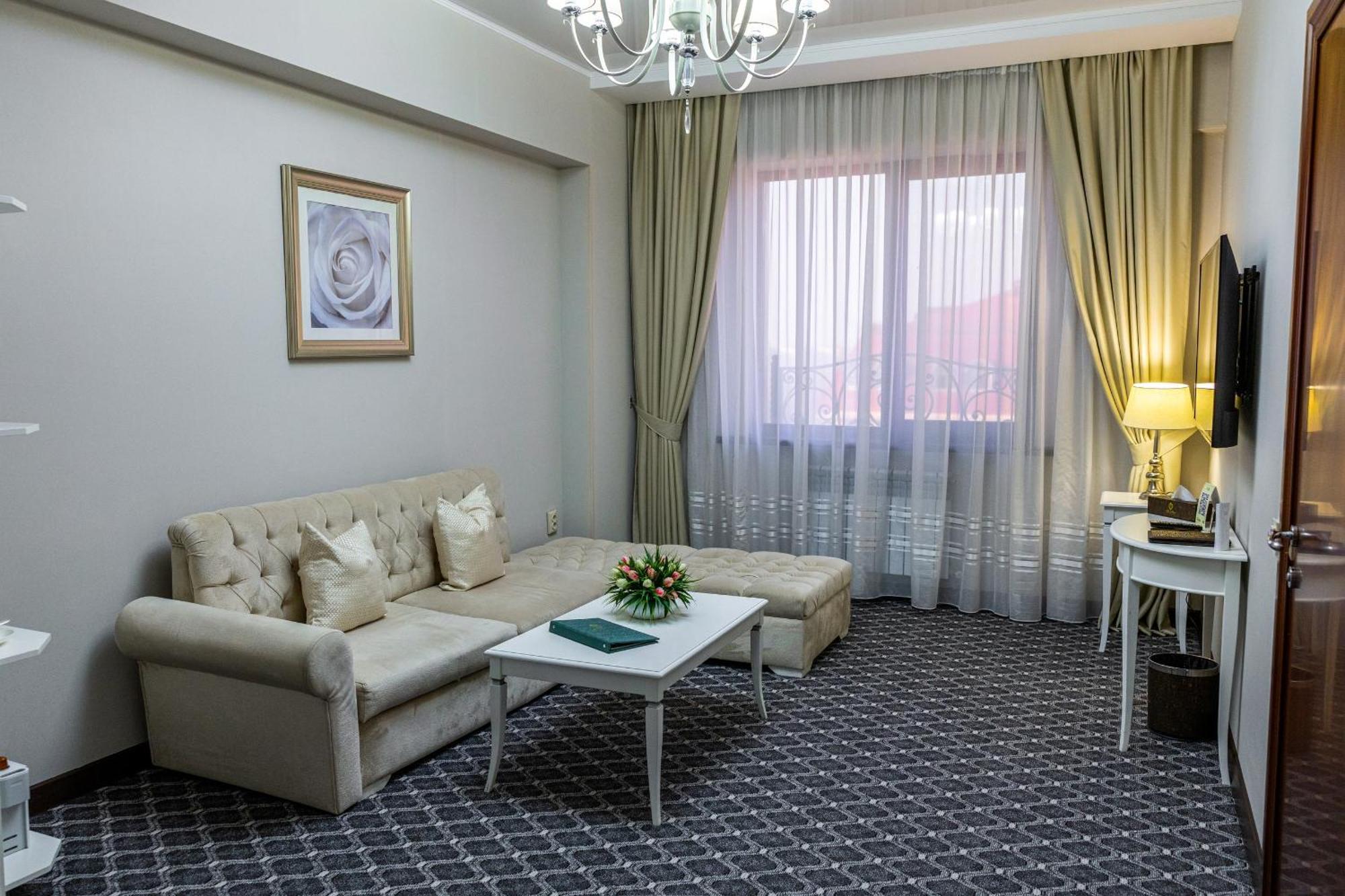 Plaza Hotel Almaty Pokoj fotografie
