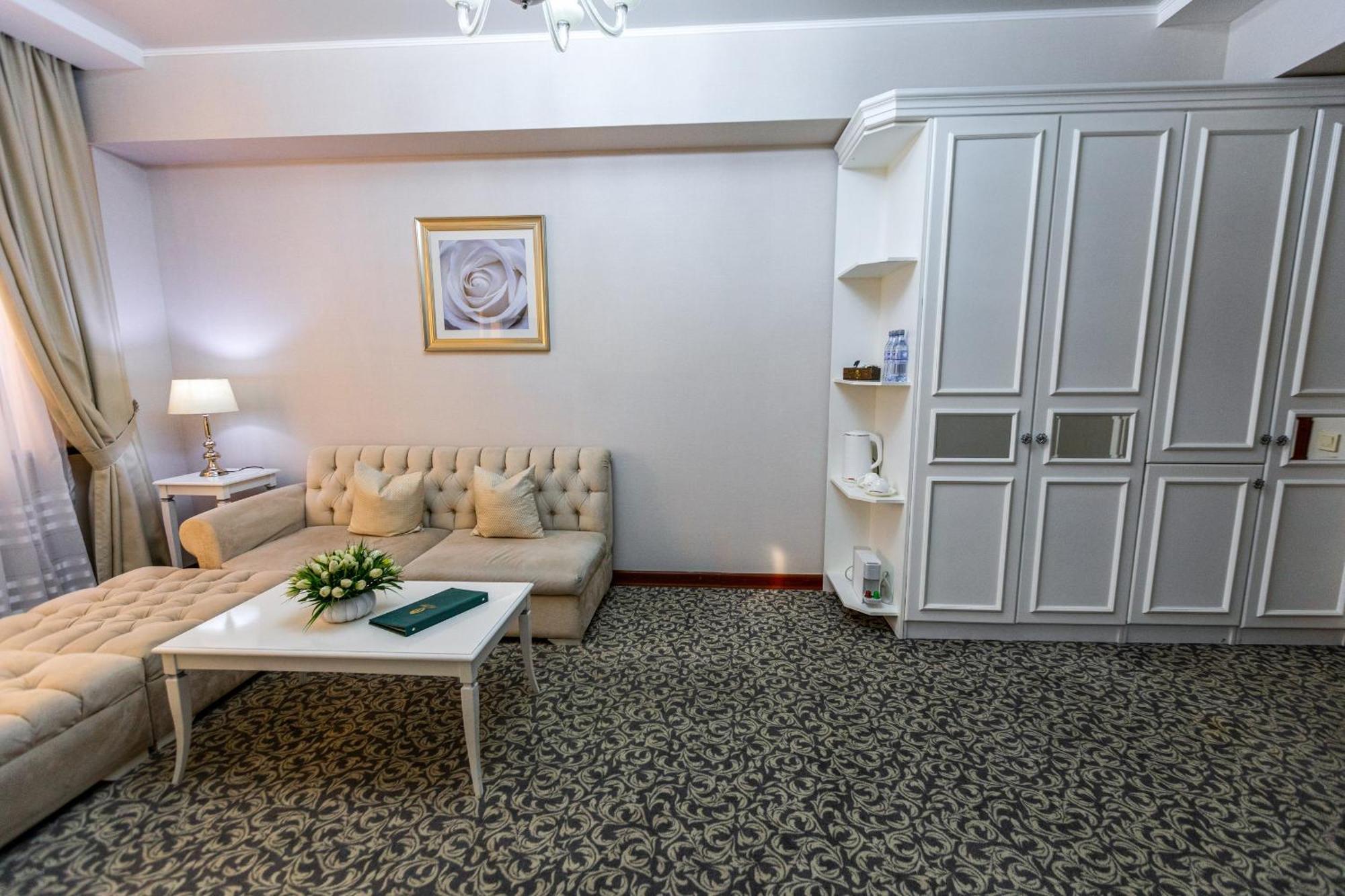 Plaza Hotel Almaty Pokoj fotografie